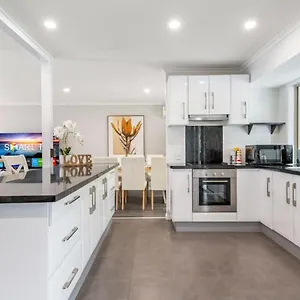  Holiday home Luxury 5br Retreat Family House With Pool In Gc Australia